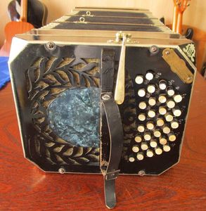 バンドネオンのYahoo!オークション(旧ヤフオク!)の相場・価格を見る