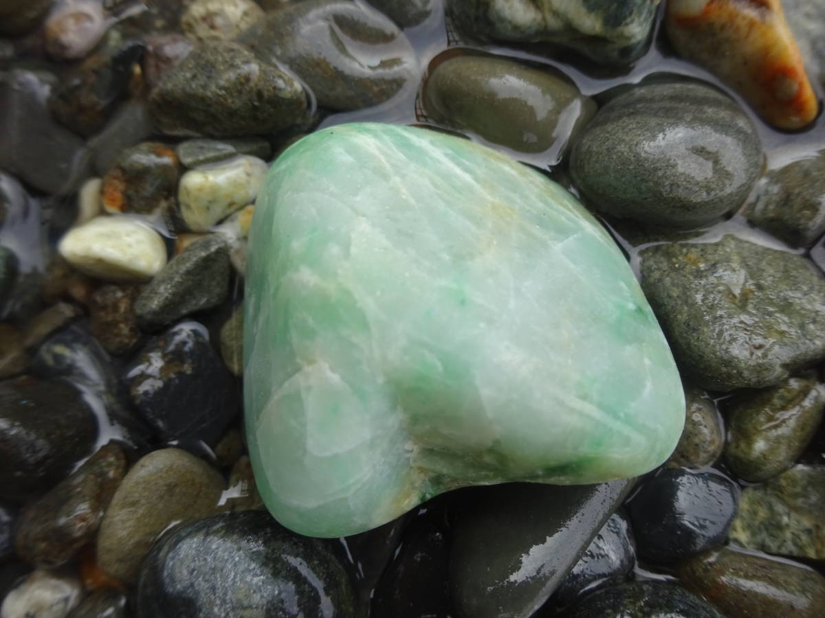 極上海翡翠糸魚川ひすい海石ろうかん質翡翠コン沢水石根付鉱物標本