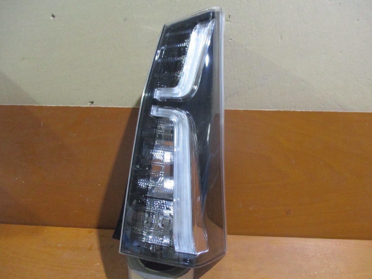 即決 良品 タントカスタム LA650S 右テールライト 純正 81551‐B2440