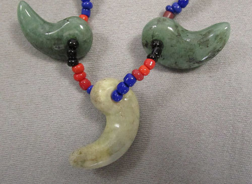 Yahoo!オークション - 古墳期 翡翠製勾玉3点と石製勾玉4点と青色や赤