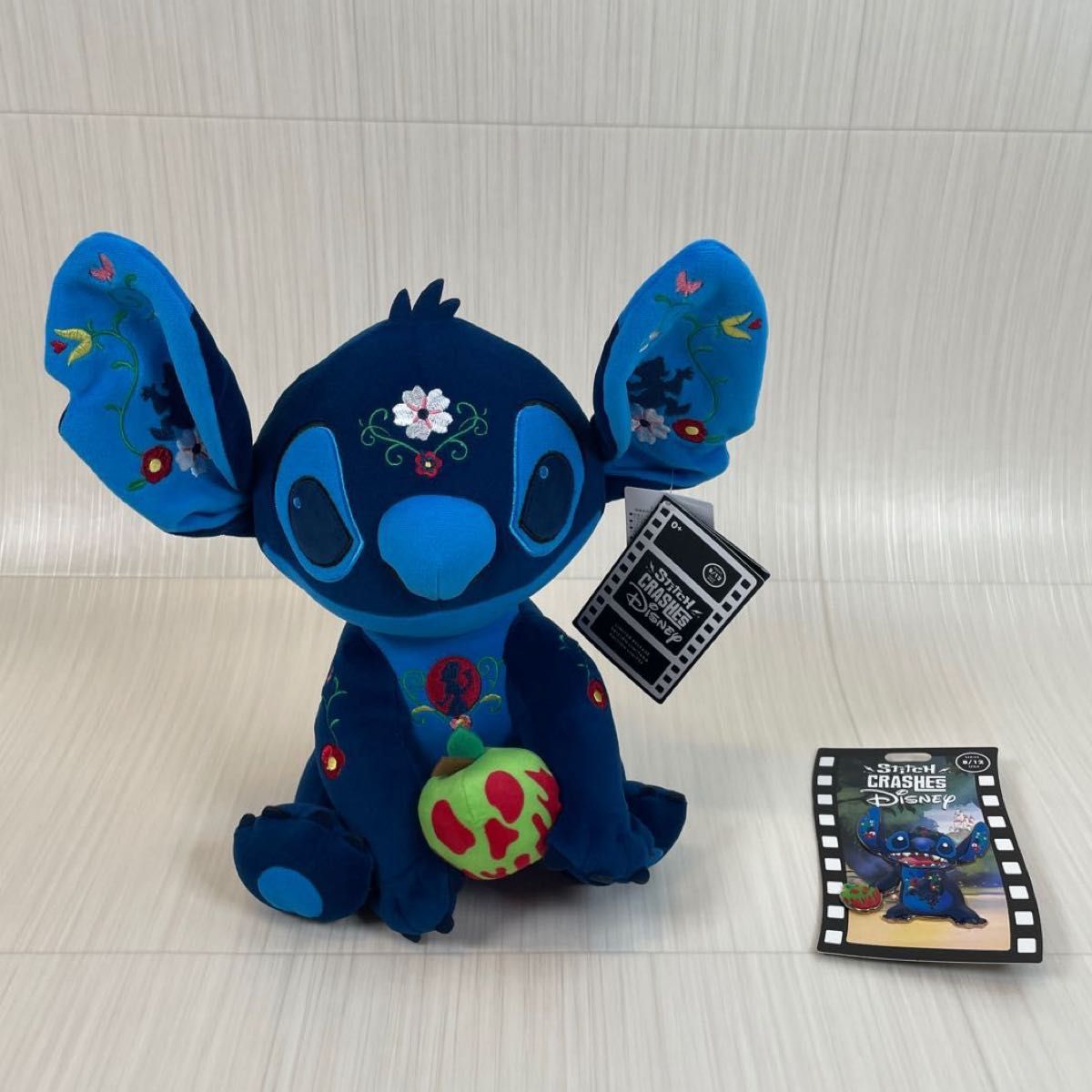 レア】DisneyAuctions スティッチ&眠れる森の美女柄 ピンバッジ