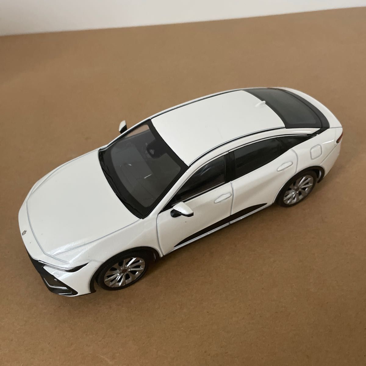 トヨタ 新型クラウン クロスオーバー カラーサンプルミニカー