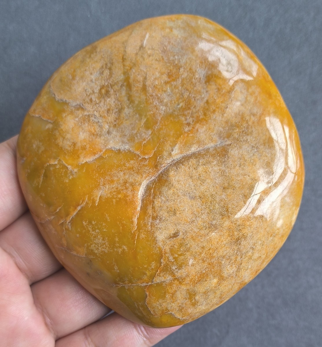 ミャンマー産本翡翠（ジェダイト）の原石（194g） ミャンマー産本翡翠