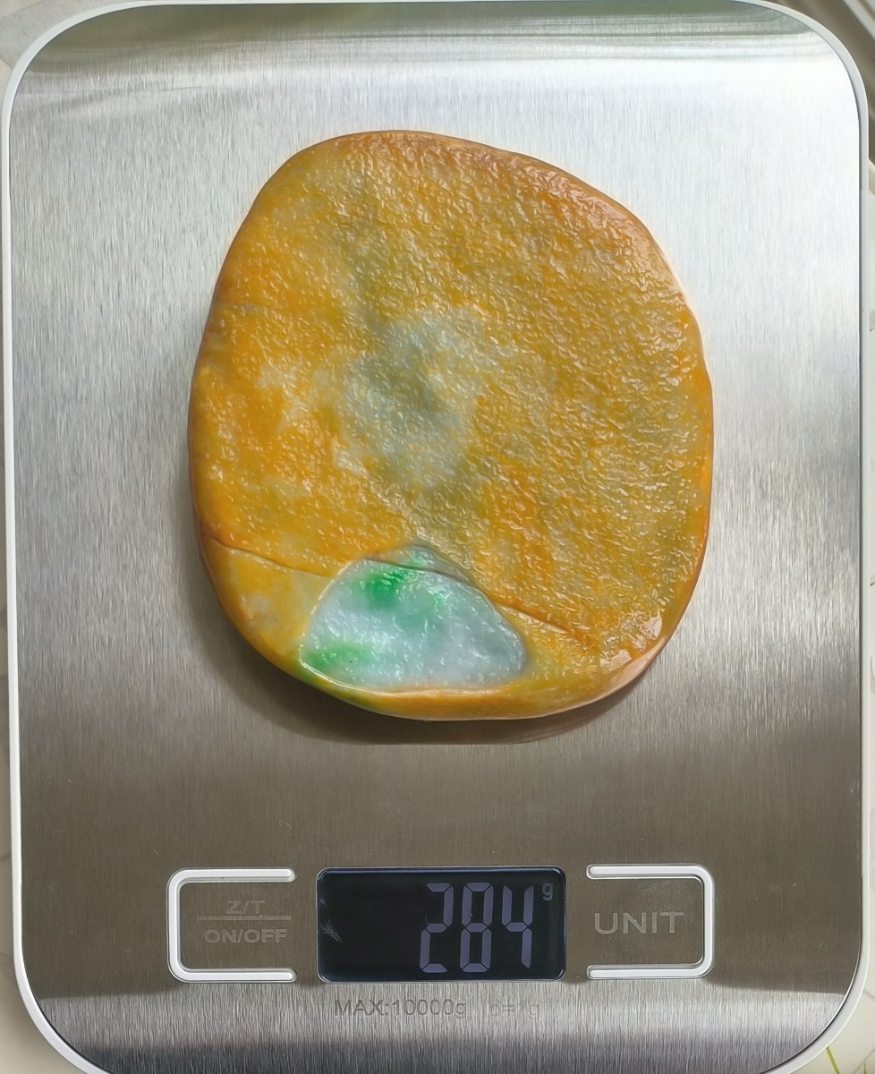 ミャンマー産本翡翠（ジェダイト）の原石（194g） ミャンマー産本翡翠