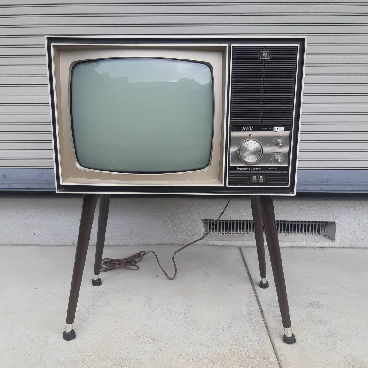 Yahoo!オークション - 昭和レトロ足付き白黒ブラウン管テレビ(メーカー