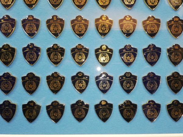 Yahoo!オークション - 警察庁ピンバッジ 全49個額装 47都道府県+皇宮+