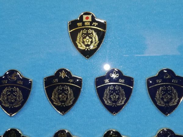 Yahoo!オークション - 警察庁ピンバッジ 全49個額装 47都道府県+皇宮+