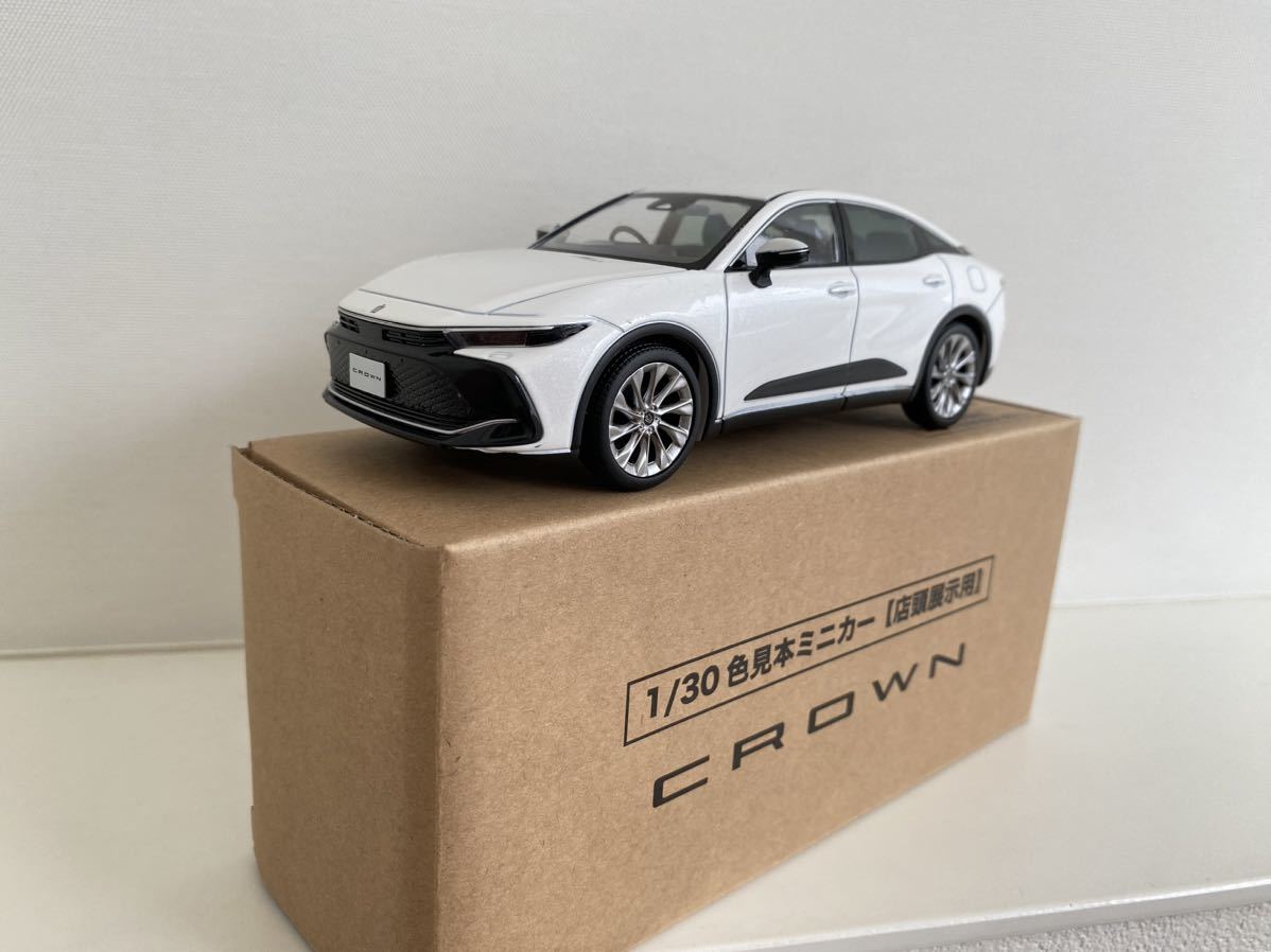 送料込み トヨタ 新型 クラウン クロスオーバー ミニカー 1/30 090