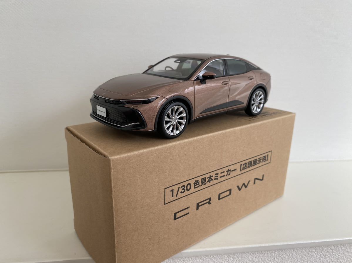 送料込み トヨタ 新型 クラウン クロスオーバー ミニカー 1/30 4Y6