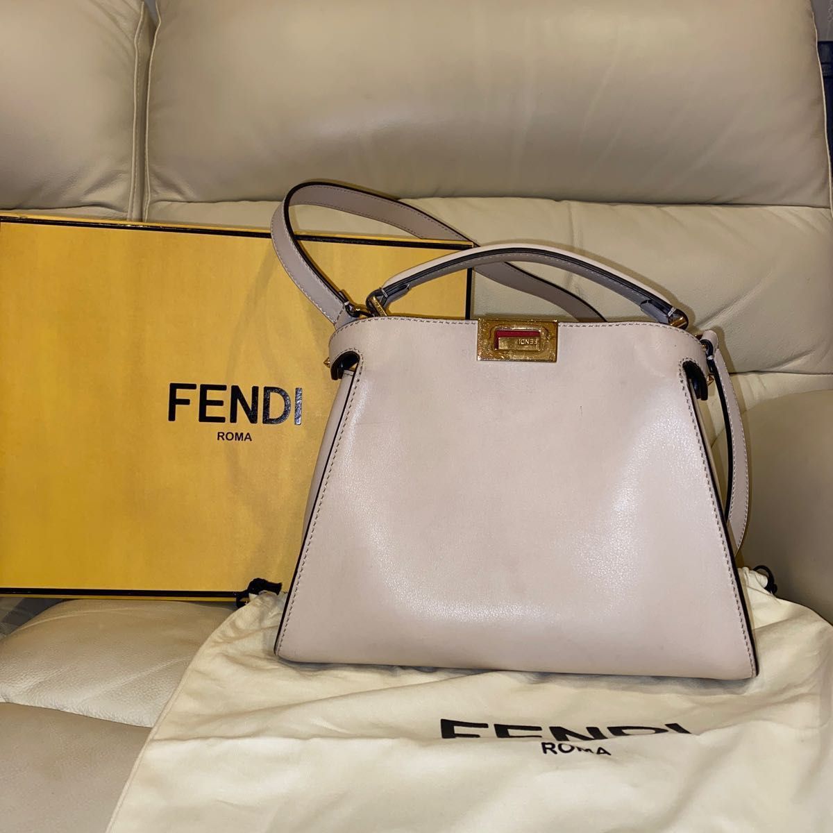 FENDI フェンディ ピーカブー エッセンシャリー ハンドバッグ