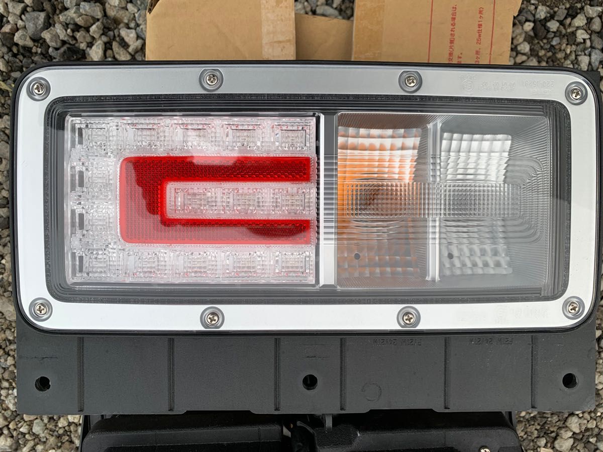 17プロフィア 週末限定価格 純正テールランプ 新車外し レンジャー