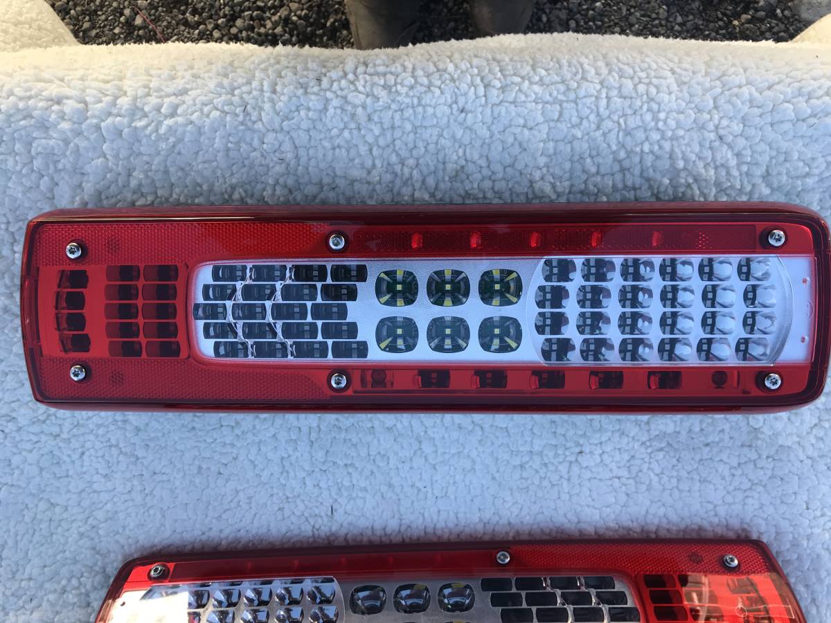 UD UDトラックス純正LEDテールランプ 新車外し 左右セット ボルボ