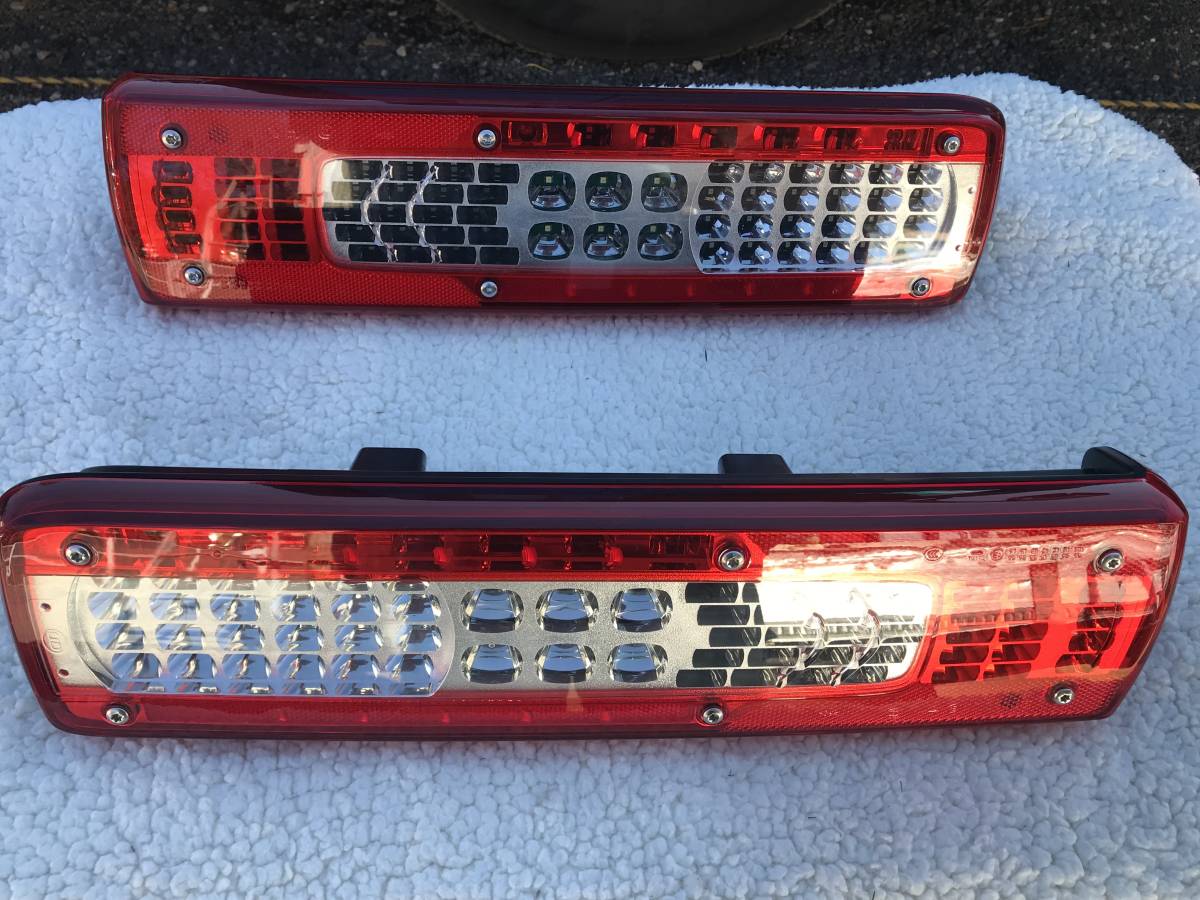 UD UDトラックス純正LEDテールランプ 新車外し 左右セット ボルボ