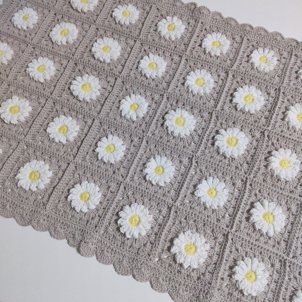 グレージュ モチーフ編み マルチカバー デイジー ブランケット｜Yahoo