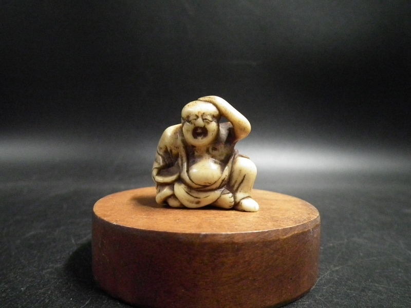 Yahoo!オークション - 江戸時代 鹿角彫 根付 布袋様 煙突型 酒飲み 鉄