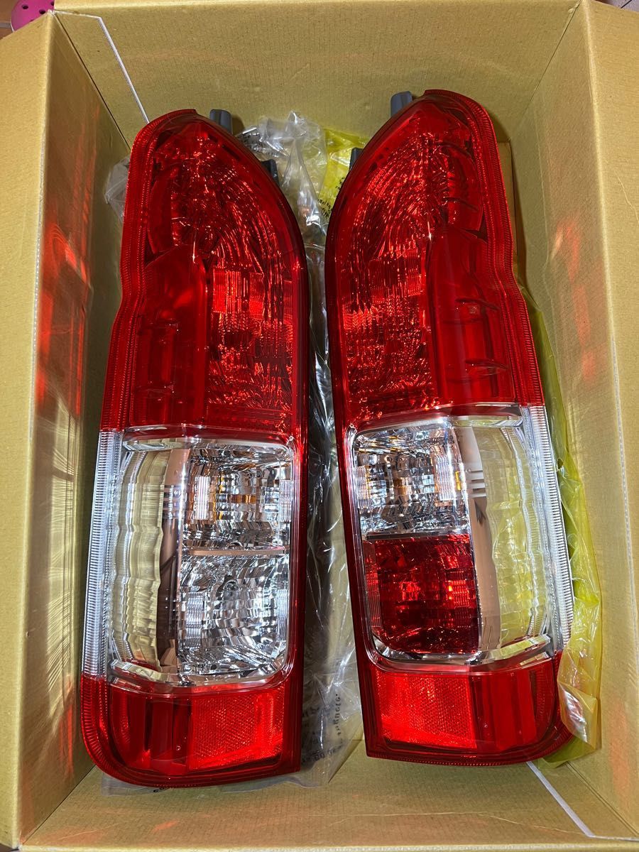 200系 ハイエース トヨタ純正テールランプ 新車外し 寒冷地仕様