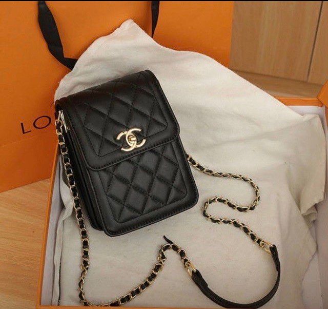 再入荷 CHANELノベルティ スマホショルダー 新品未使用 ブラック