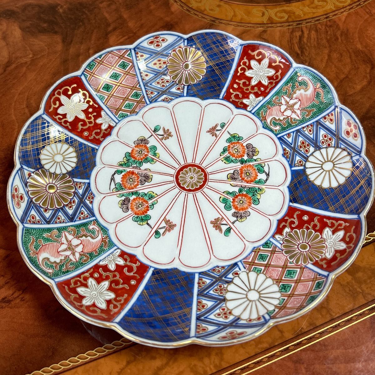 大聖寺伊万里 輪花形 金彩菊花図 大皿 巾28cm 竒玉宝鼎之珍 0725 ①