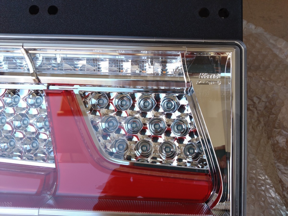 koito 3連 リアコンビネーションランプ 左右セット ISUZU 新車外し