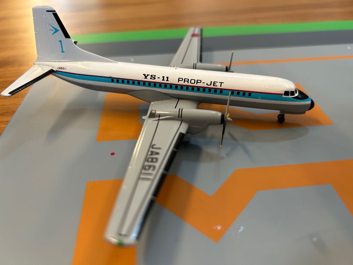 1/200 全日空商事 さよならYS-11 丘珠空港 1/200 全日空商事 さよなら