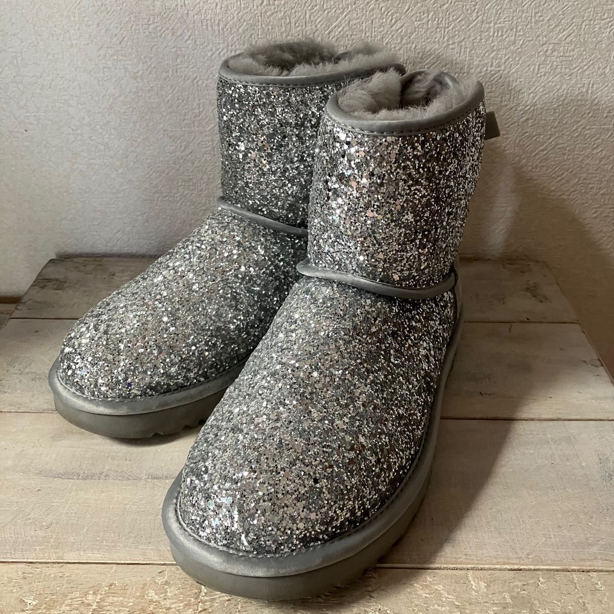 値下げ UGG アグ 1107073-SLVR-06 シルバー リボン ムートンブーツ