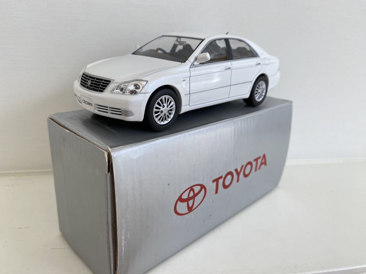 送料込み トヨタ クラウン ロイヤルサルーン 1/30 ゼロクラウン 前期