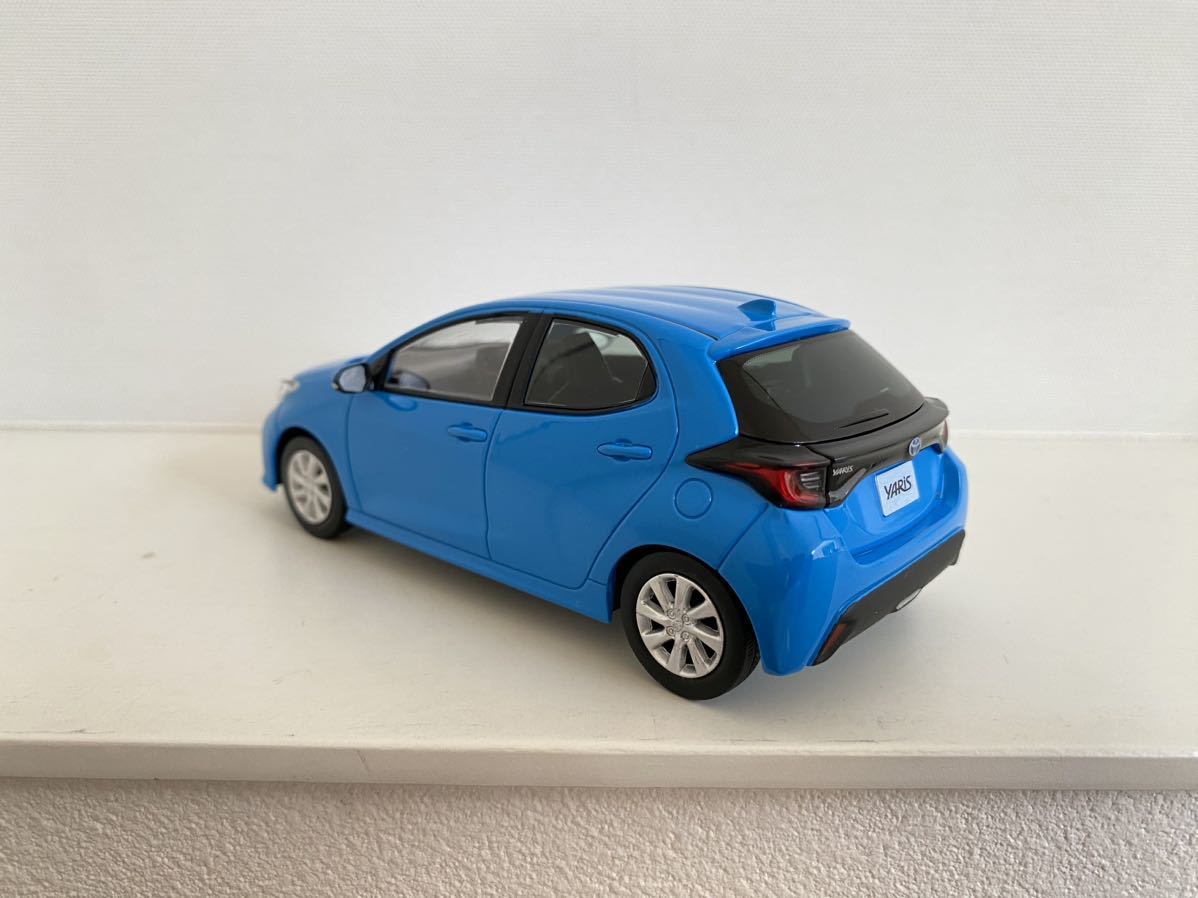 送料込み トヨタ ヤリス ミニカー 1/30 シアンメタリック 8W9 水色 青
