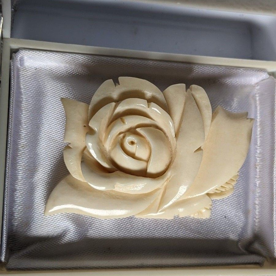 ブローチ 彫刻 象牙色 鯨歯 レトロ 天然素材 ビンテージ アンティーク