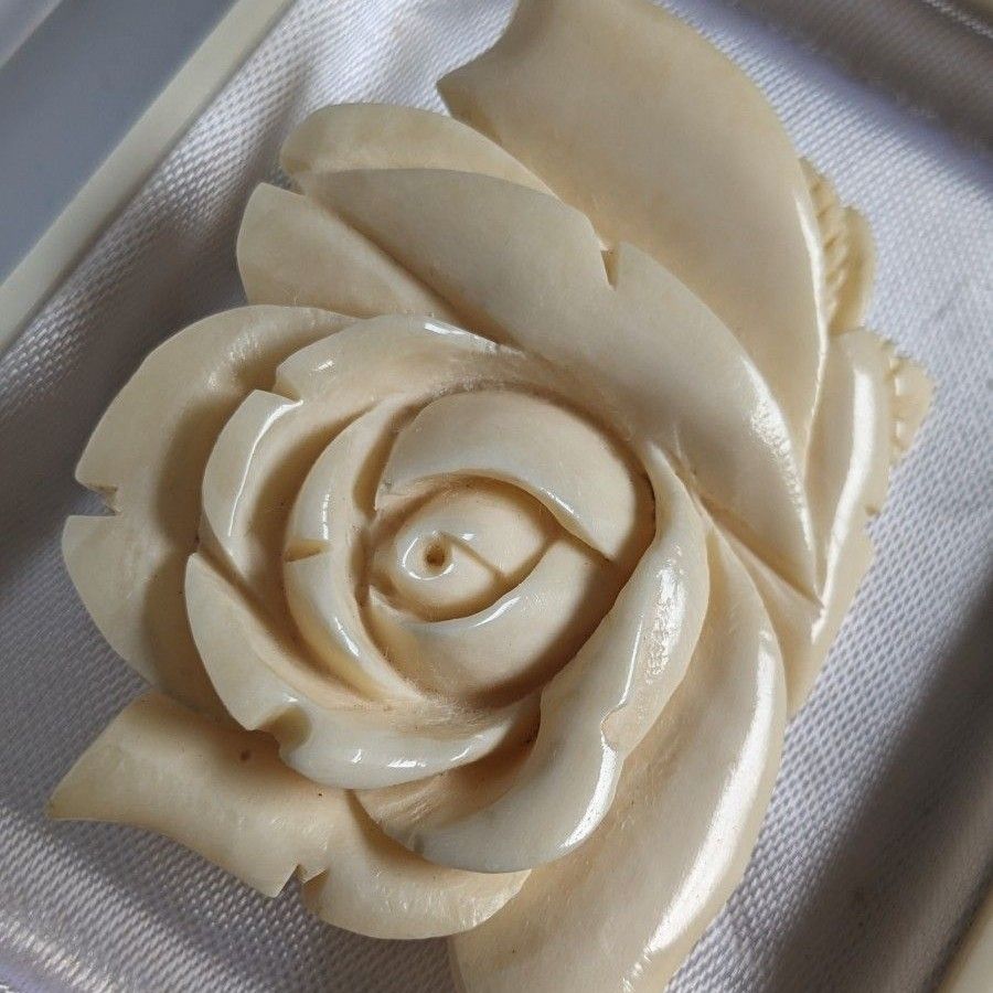 ブローチ 彫刻 象牙色 鯨歯 レトロ 天然素材 ビンテージ アンティーク