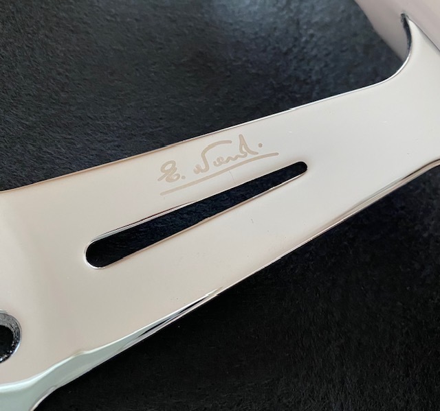 新品 ステアリング ホワイト ホーンボタン付き ナルディ NARDI