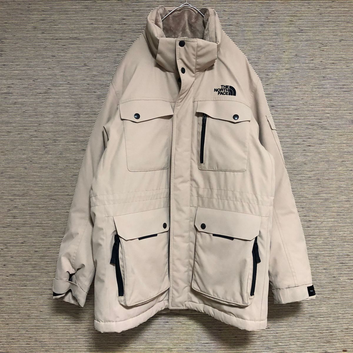 ノースフェイス マクマード ダウンジャケット ベージュ 肩ロゴ 刺繍