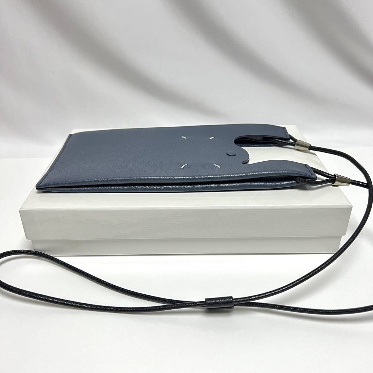 新品 メゾンマルジェラ 4ステッチ スマートフォン ホルダー ネック