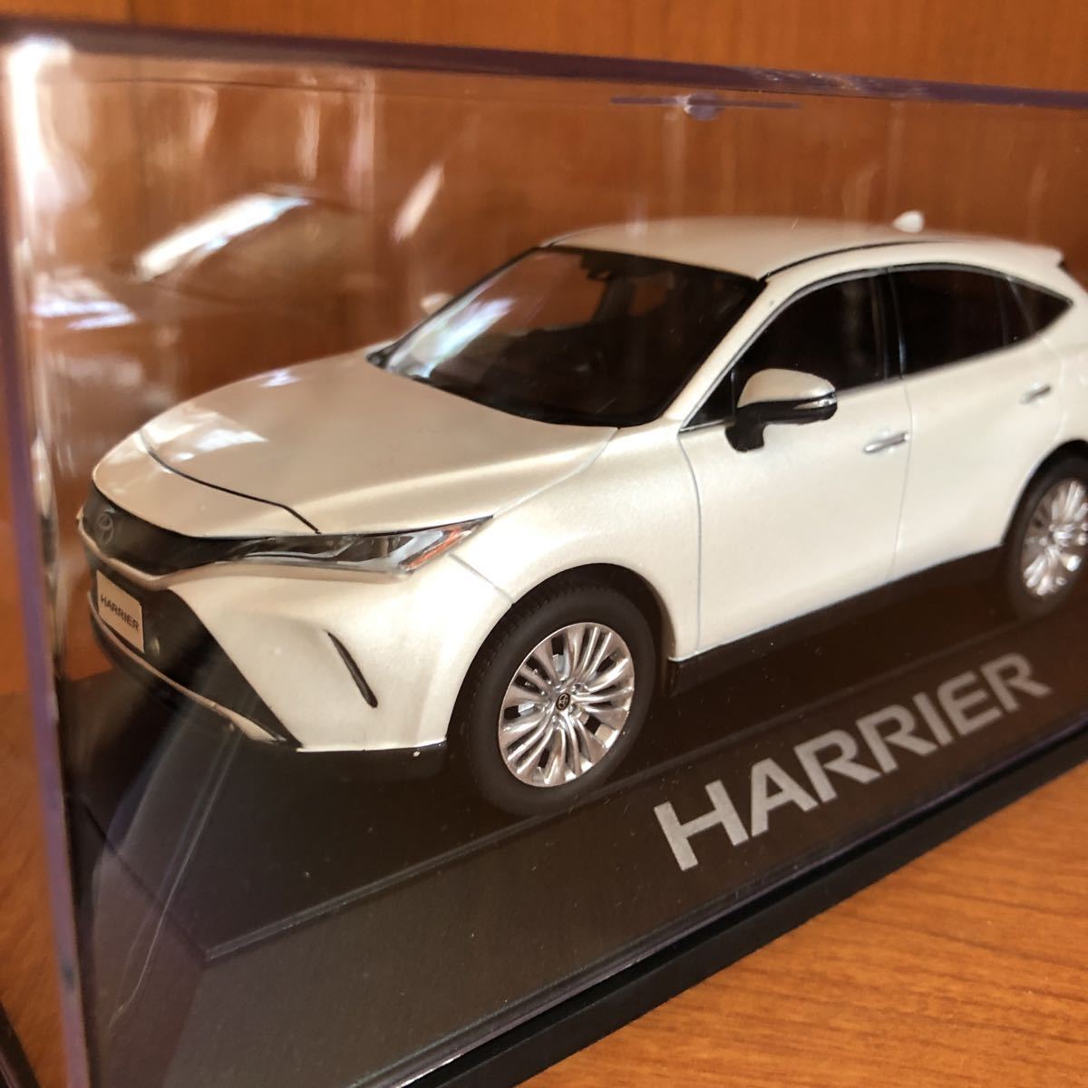 トヨタ 新型 ミニカー ホワイトパールクリスタルシャイン 070 ハリアー
