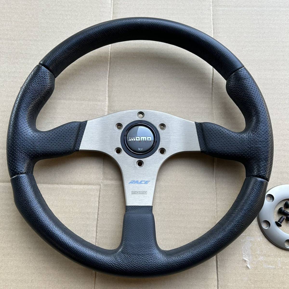 美品 momoステアリング RACE ホーンボタン付き 35φ D35 モモ レース