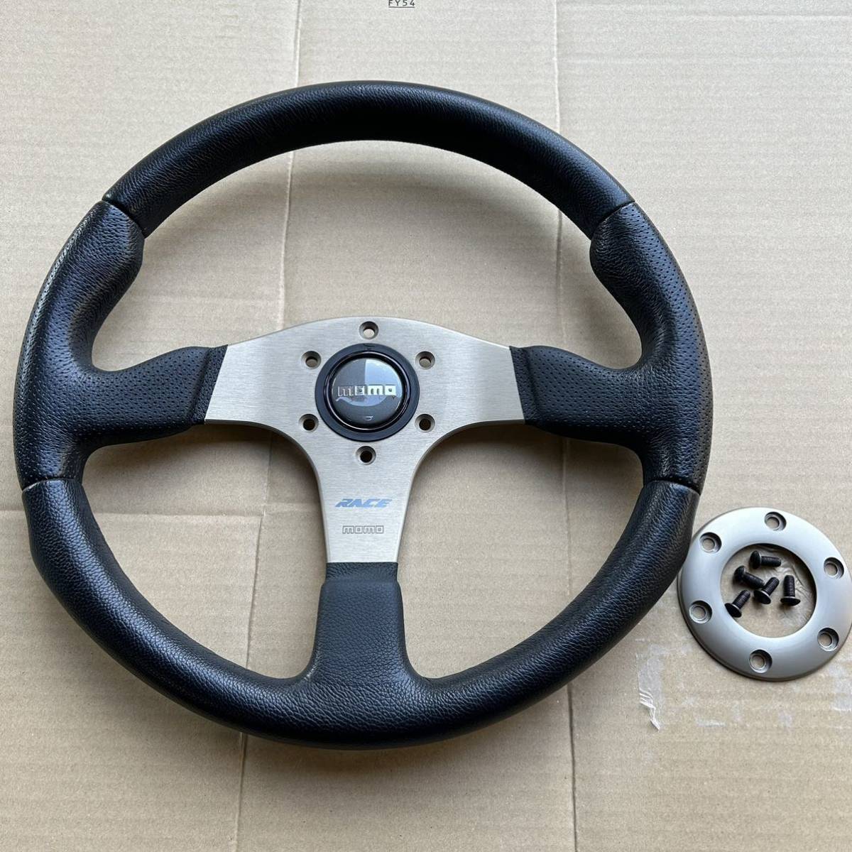 美品 momoステアリング RACE ホーンボタン付き 35φ D35 モモ レース