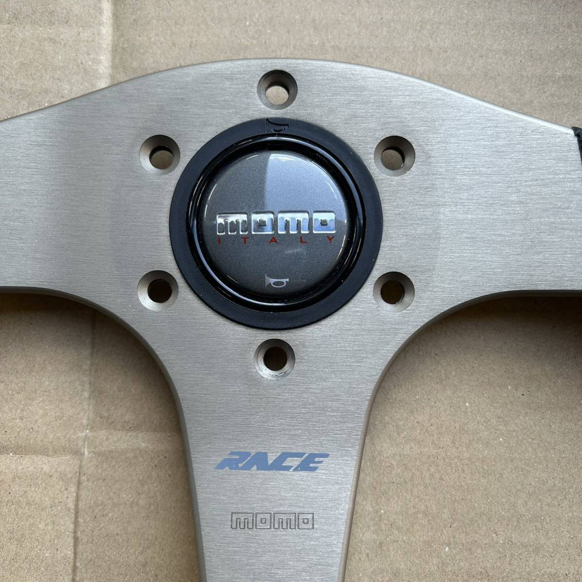 美品 momoステアリング RACE ホーンボタン付き 35φ D35 モモ レース