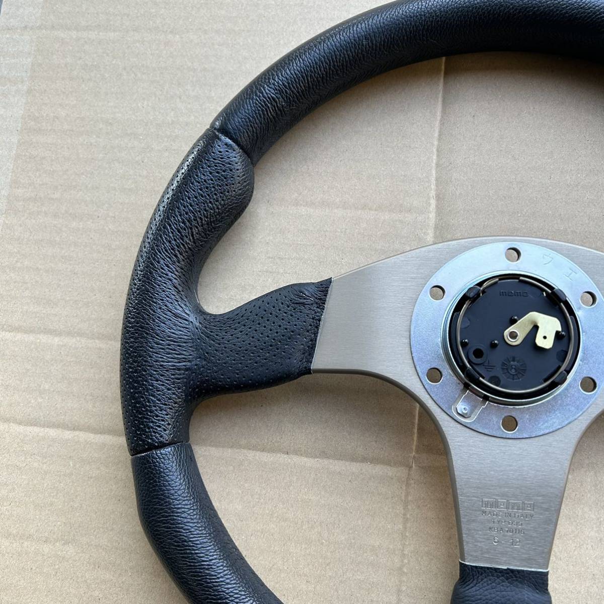 美品 momoステアリング RACE ホーンボタン付き 35φ D35 モモ レース