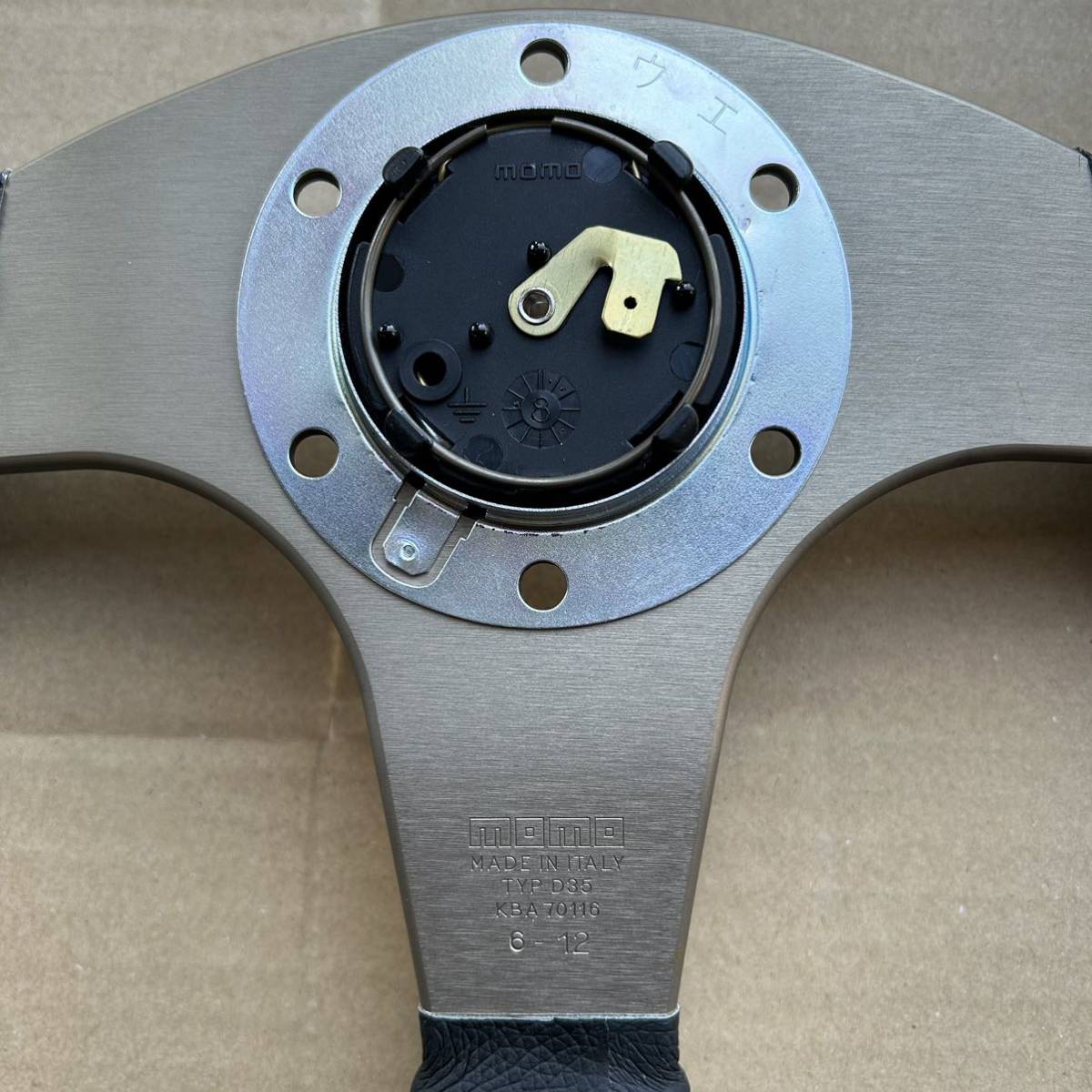 美品 momoステアリング RACE ホーンボタン付き 35φ D35 モモ レース