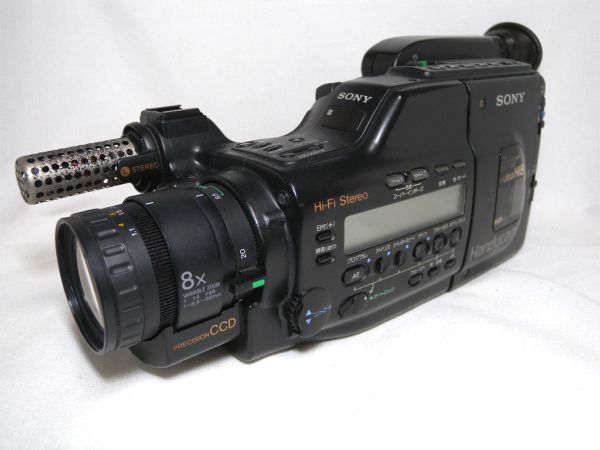 SONY Handycam Video8/Hi8 video camera CCD-V700* photographing it