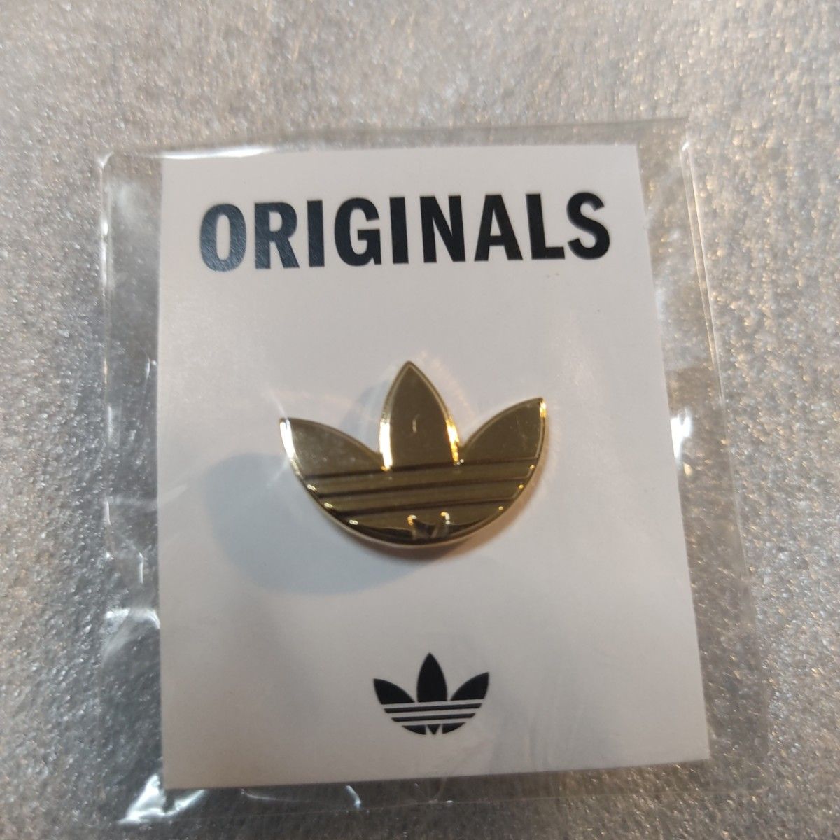 アディダスオリジナルスニーカーパーティにて配布されたトレフォイル