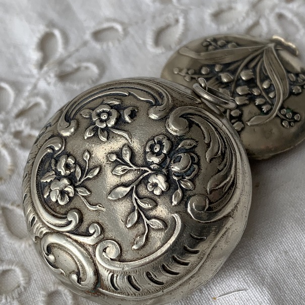 Yahoo!オークション - 鈴蘭 パウダーケース ペンダント ピルケース す