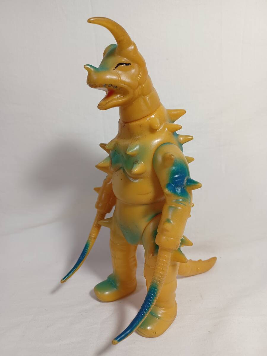 Yahoo!オークション - ブルマァク 当時物「グドン 蓄光」珍色 角破損