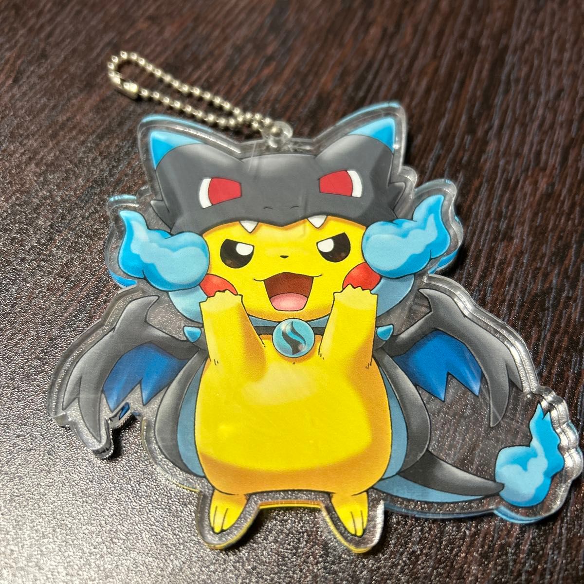 リザードンXのポンチョを着たピカチュウ アクリル キーホルダー