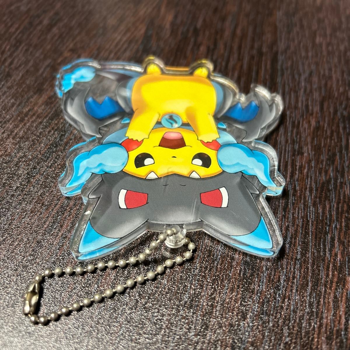 リザードンXのポンチョを着たピカチュウ アクリル キーホルダー