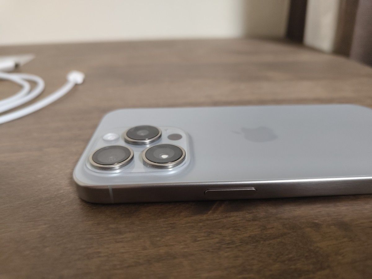 iPhone 15 proナチュラルチタニウム 256GB simフリー +moft レザー