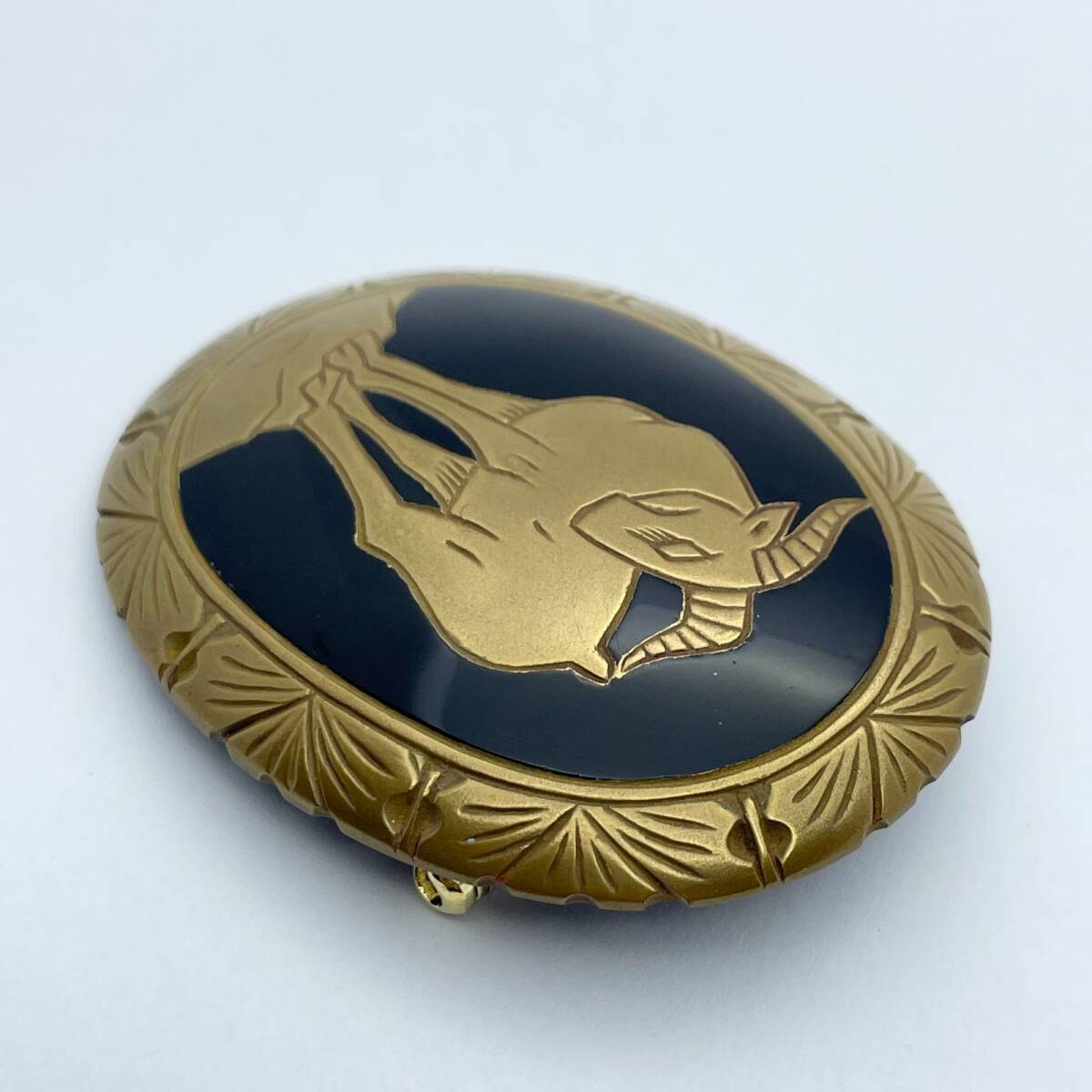 美品 ドンエーモリス ブローチ ゴールド×ブラック オーバル 羊 森暁雄