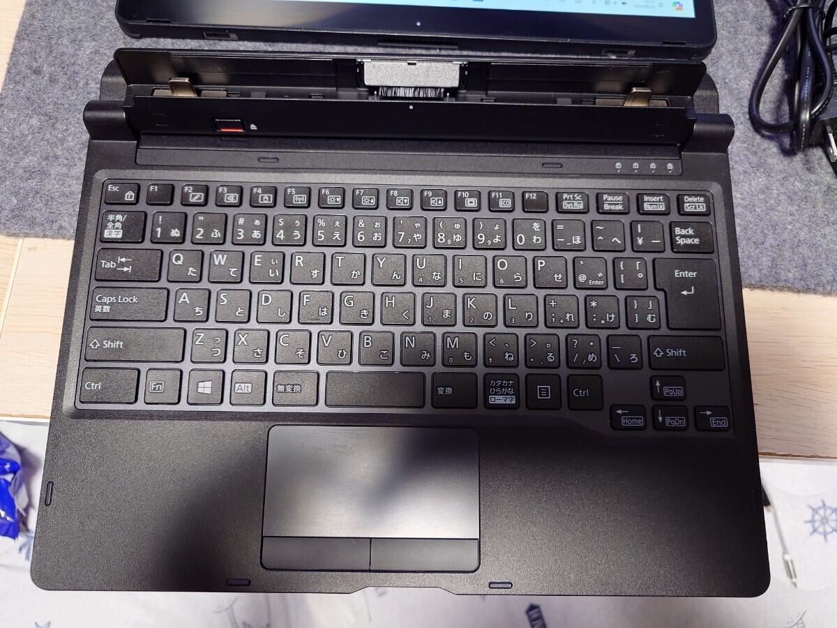 富士通製Arrows tab Q738/SB(i5 7300U/4GB/256GB/)専用キーボード付