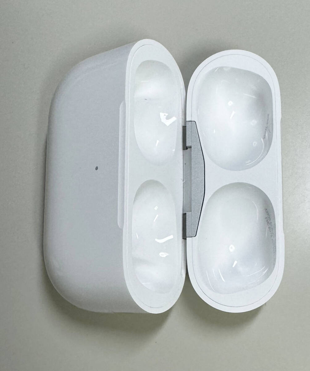 美品 AirPods Pro 第2世代 MQD83J/A 付属品未使用 ESR製ケース付属