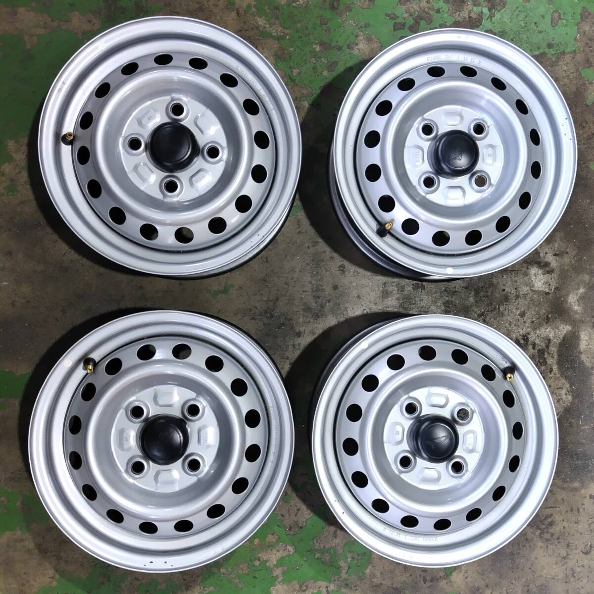 ダイハツハイゼットカーゴ s700v新車外し純正12インチスチールホイール