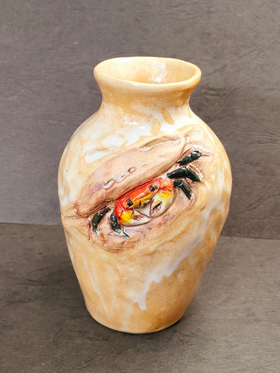 愛媛・陶芸】 美品 愛媛・寿水焼 蟹彫の花瓶 高13㎝ 「壽」刻印有 楽山